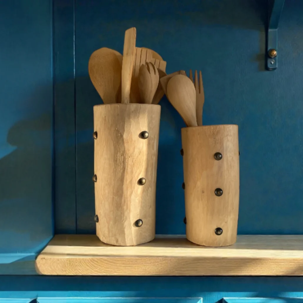 Håndlavet træbeholder med dekorative metalsøm – Marokko